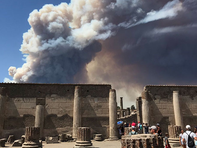 Italija - požar (foto: twitter.com) - 