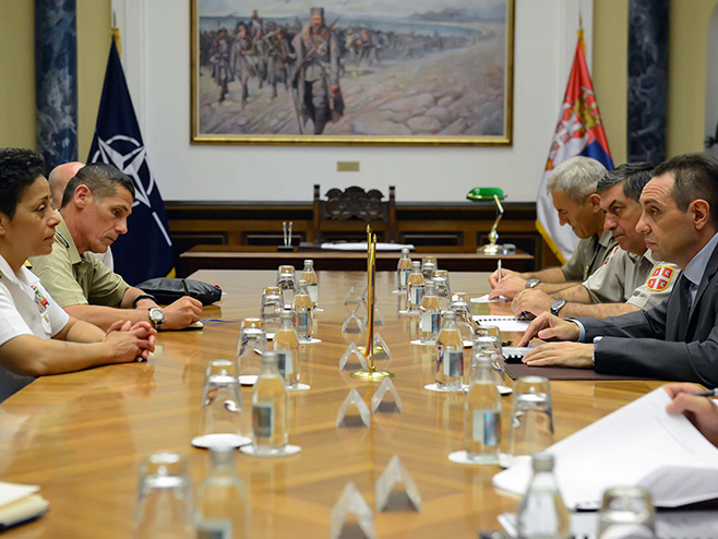 Ministar odbrane Srbije Aleksandar Vulin tokom sastanka sa komandantom Komande združenih snaga NATO-a admiralom Mišel Hauard u Napulju - Foto: SRNA