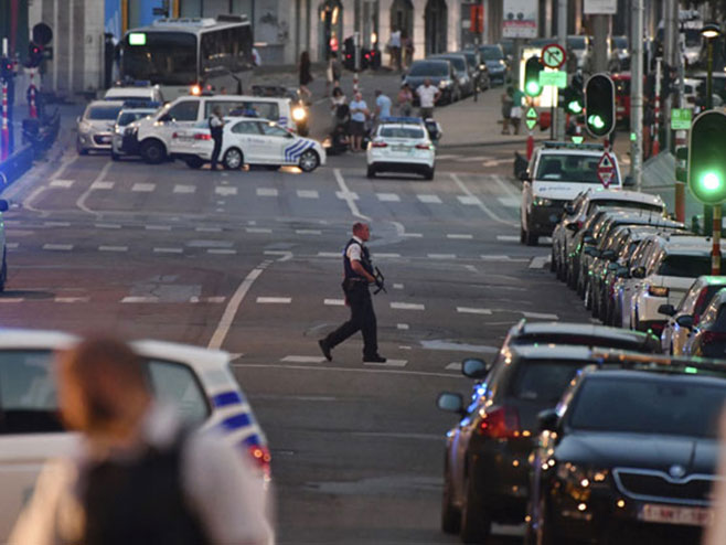 Brisel - policija pucala u vozilo sa eksplozivom (foto: AP/Geert Vanden Wijngaert) - 