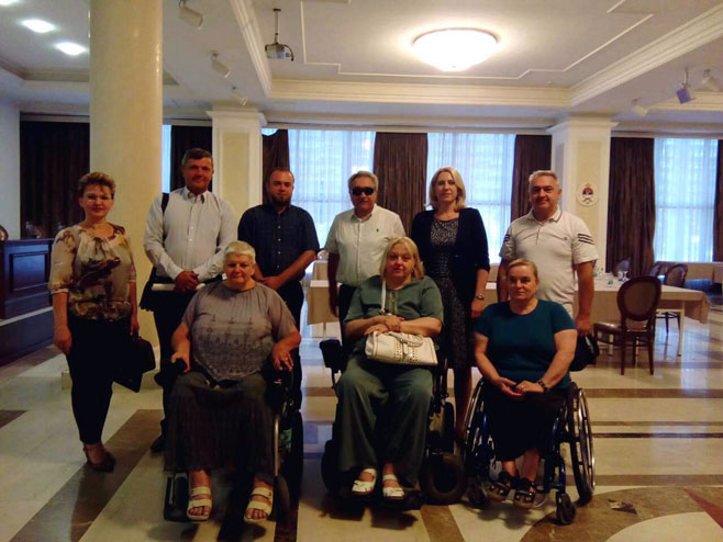 Željka Cvijanović sa predstavnicima saveza slijepih, gluvih i nagluvih, distrofičara, paraplegičara, oboljelih od dječije paralize i ostalih tjelesnih invalida - Foto: SRNA