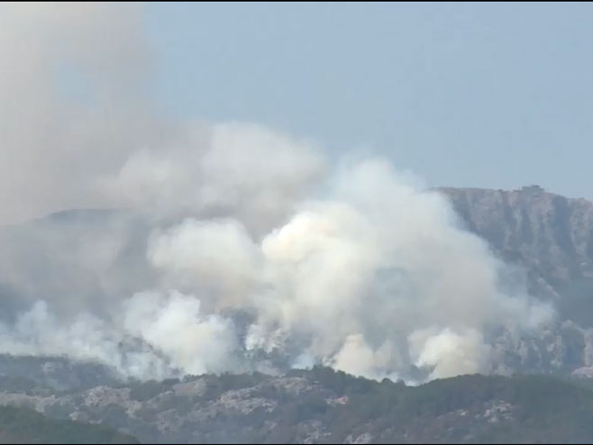 Požar se širi ka vrhu Lovćena - Foto: Screenshot/YouTube