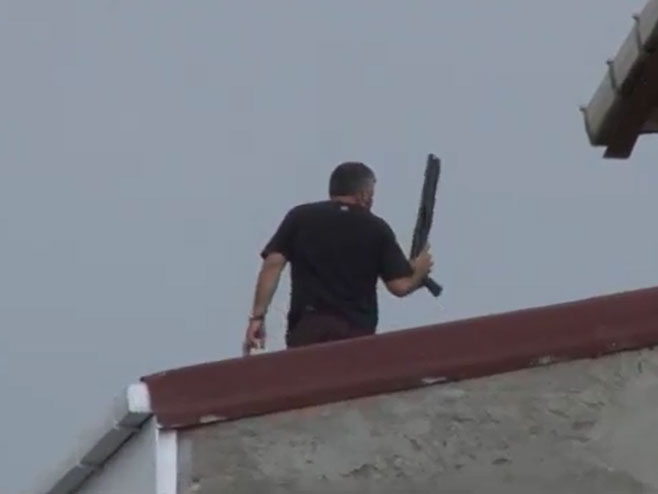 Istanbul - muškarac pucao sa krova kuće - Foto: Screenshot/YouTube