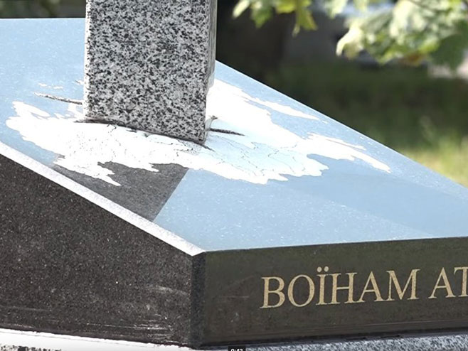 Kijev: Otkriven spomenik na kojem mač probija Rusiju (Foto:Youtube / RT) - 