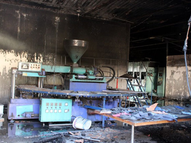 Posljedice požara u fabrici papuča - Foto: TANЈUG
