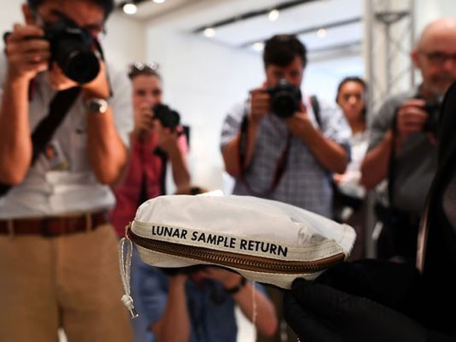 Armstrongova torba prodata na aukciji - Foto: AFP
