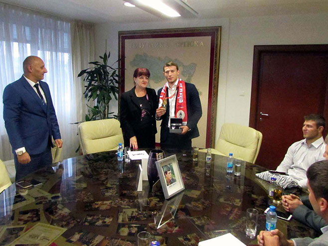 Ministar Јasmina Davidović sa svjetskim prvakom u džudou Nemanjom Majdovom - Foto: SRNA