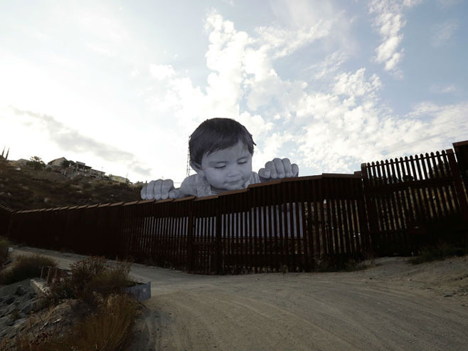 DŽinovski portret dečaka prkosi sa zida između SAD i Meksika - Foto: TANЈUG