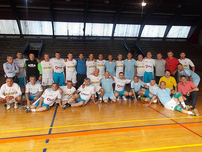 Fudbalski veterani iz Kotor Varoša osvojili su drugo mjesto na "Turniru prijateljstva" u Apatinu - Foto: SRNA