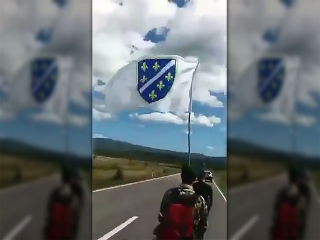 Bošnjačka omladina, uz ratne zastave, slavi "Dan oslobođenja Petrovca" - Foto: Screenshot/YouTube