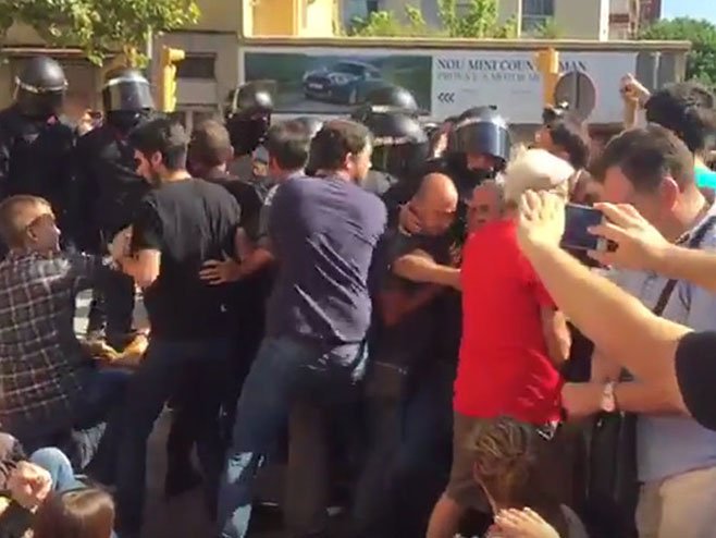 Katalonija- sukob policije i demonstranata (foto:La Vanguardia / YouTube) - 