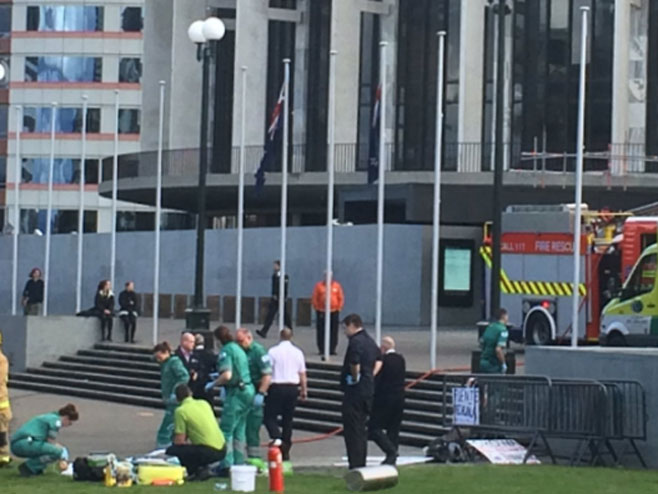 Čovjek se zapalio ispred Parlamenta Novog Zelanda (Foto: Twitter - Matthew Taylor) - 