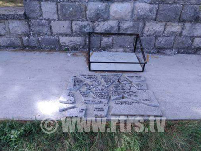 Uništeni spomenik u selu Čelebić - 