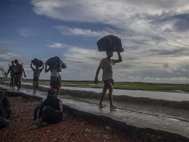 Izbjeglice koje prelaze iz Mjanmara u Bangladeš (Foto: Dar Yasin/Associated Press) - 