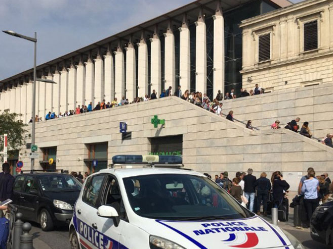 Policija na železničkoj stanici Sen-Šarl u Marseju (Foto: Twitter) - 