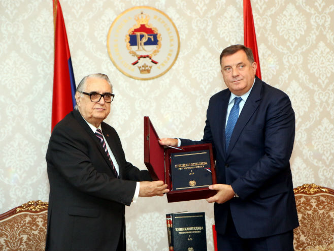 Predsjednik ANURS Rajko Kuzmanović uručio prvi tom Eniklopedije predsjedniku Dodiku - Foto: SRNA