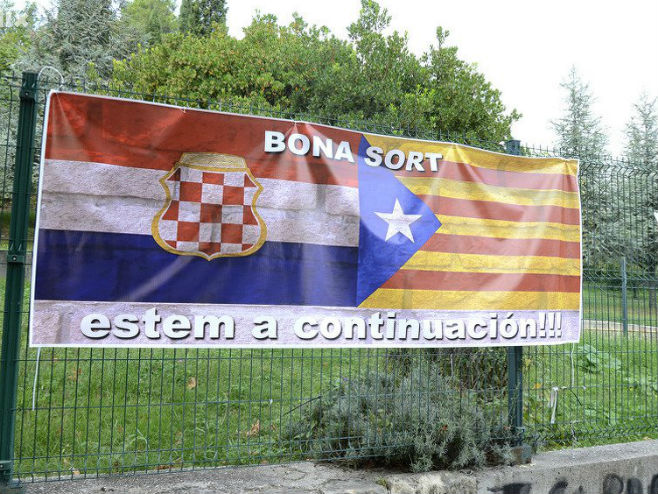 Mostar: Osvanuo transparent s katalonskom i zastavom tzv. Herceg-Bosne - Foto: klix.ba