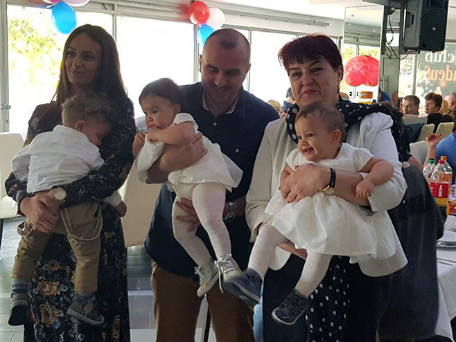 Porodicu Žižović posjetila ministarka Davidović povodom prvog rođendana trojki - Foto: SRNA
