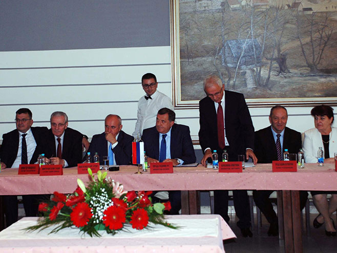 Predsjednik Srpske i ministri u razgovoru sa privrednicima  Rogatice - Foto: SRNA