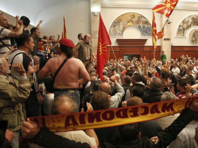 Upad u parlament Makedonije - Foto: TANЈUG