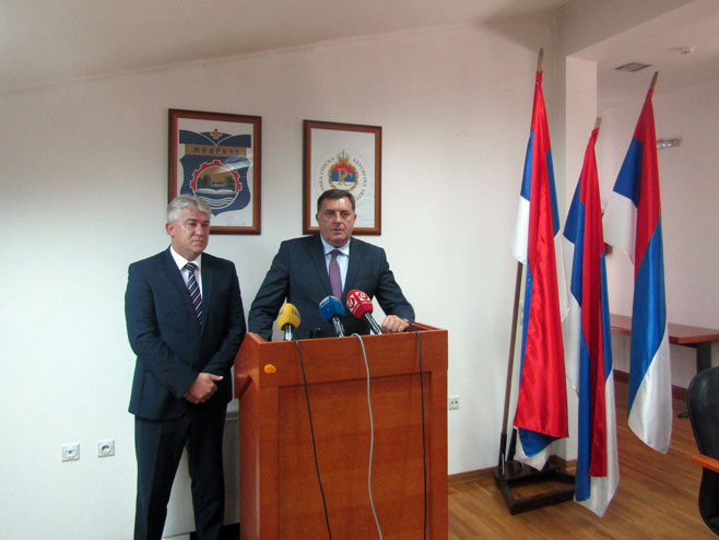 Dodik na konferenciji za novinare nakon sastanka sa opštinskim rukovodstvom u Modriči - Foto: SRNA