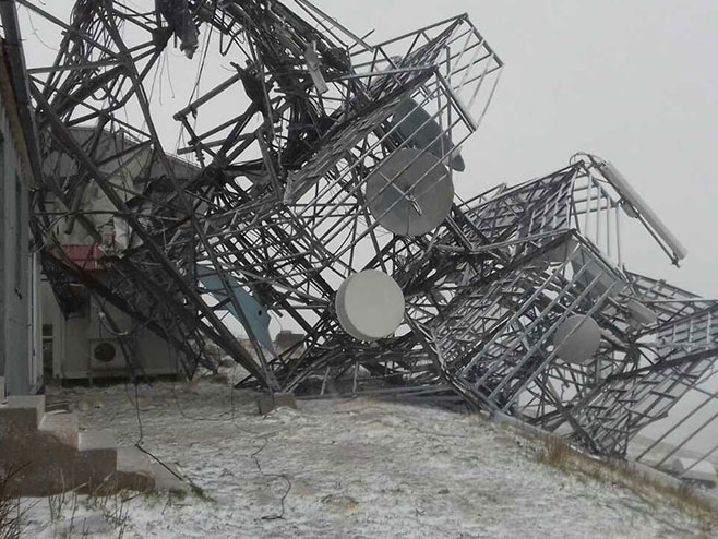 Lebršnik: Vjetar srušio stub sa antenskim sistemima - Foto: RTRS