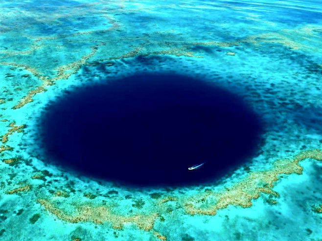 Plava rupa u Velikom koraljnom grebenu (Foto: Johnny Gaskell) - 