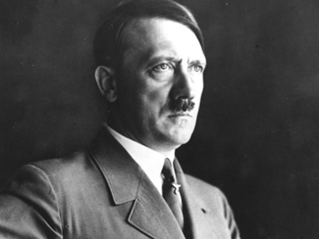 Adolf Hitler  (Foto: biography.com) - 