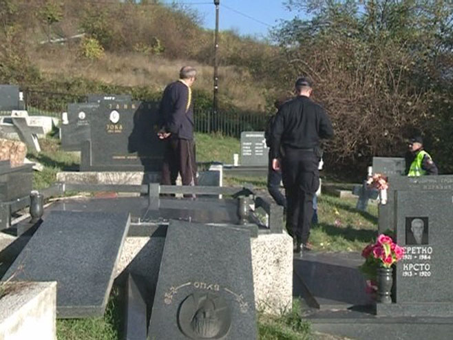 Sarajevo - vandalizam na groblju - Foto: RTRS