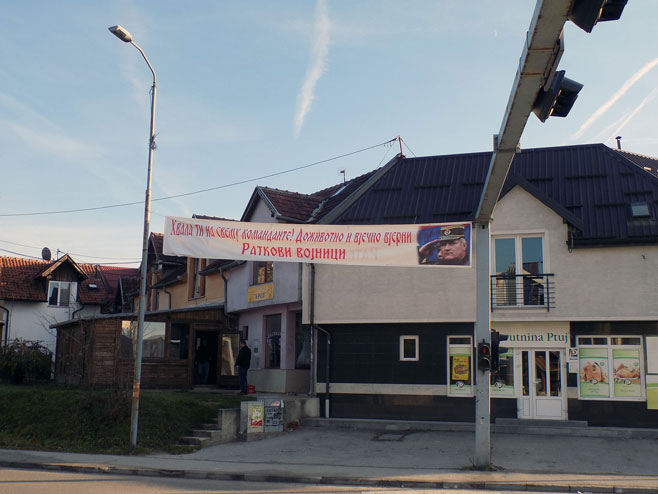 Istočno Sarajevo:Transparenti podrške generalu Mladiću - Foto: SRNA