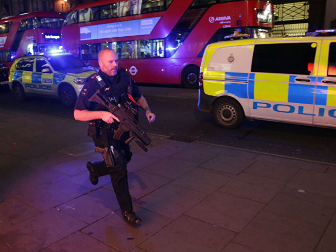 Policija na stanici metroa u Londonu (Foto: AP Photo/ DANIEL LEAL-OLIVAS) - 