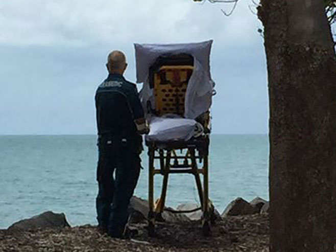 Bolničar ispunjava 70-godišnjoj ženi želju na samrti (Foto: Facebook/Queensland Ambulance Service) - 