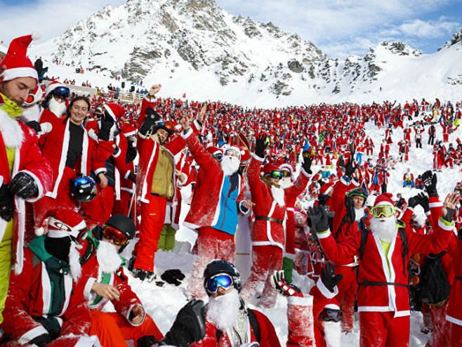 Okupljanje Djeda Mrazeva u švajcarskim Alpima - Foto: AP