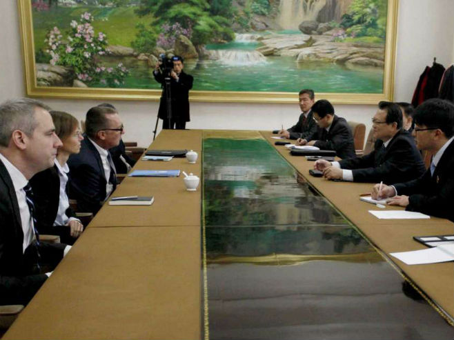 DŽefri Feltman (treći lijevo) u razgovoru sa Pak Mjong Gukom (drugi desno) (Foto: Kim Kwang Hyon, AP) - 
