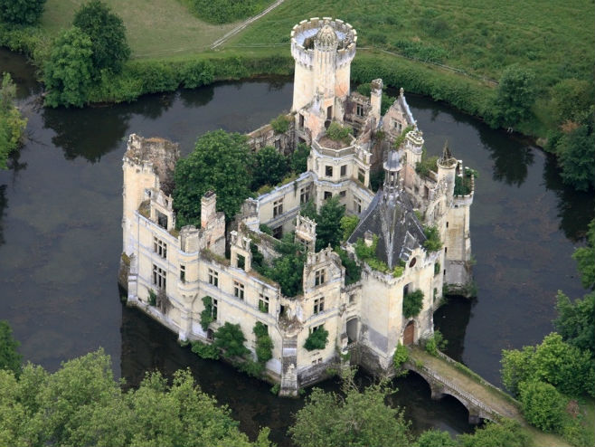 Dvorac Chateau de la Mothe-Chandeniers (Foto: rebrn.com) - 