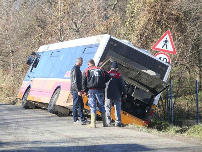 Sudar u Banjaluci, autobus završio u kanalu - Foto: nezavisne novine