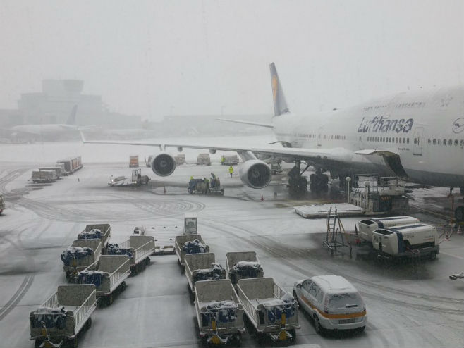 Blokiran frankfurtski aerodrom (Foto: Twitter) - 