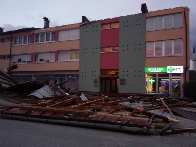 Banjaluka: Vjetar odnio krov zgrade u Obilićevu - Foto: RTRS