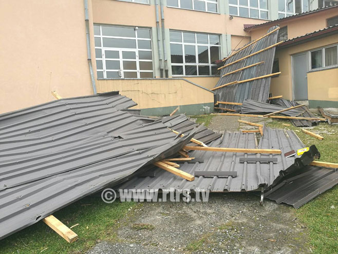 Vlasenica: Vjetar odnio krov sa školske zgrade - 