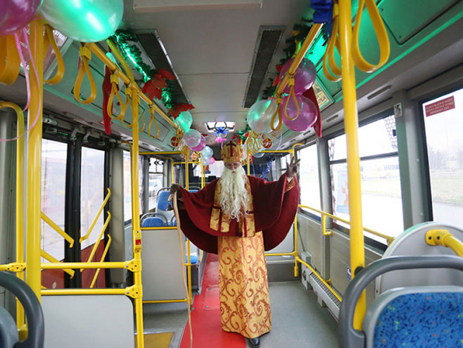 Sveti Nikola dijelio poklone putnicima u autobusu - Foto: RTRS