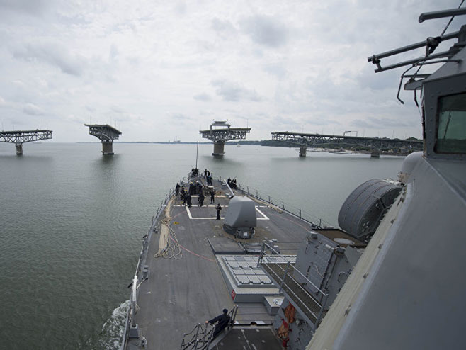 Američki razarač Karni (Foto: CC0/U.S.Navy photo by Mass Communication Specialist 3rd Class Jonathan B. Trejo/Flickr) - 