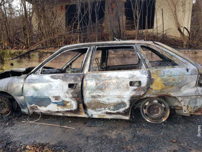 Kosovska Mitrovica- zapaljeni automobil koji su koristili napadači - Foto: RTS