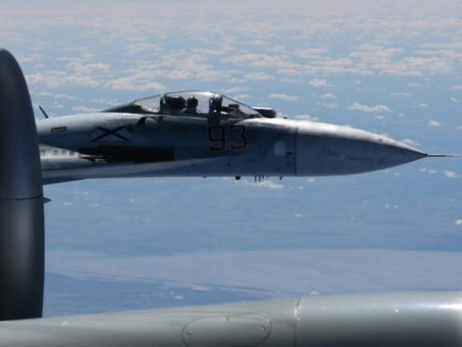 Ruski Su-27 presreo američki špijunski avion (Foto: https://rs.sputniknews.com) - 