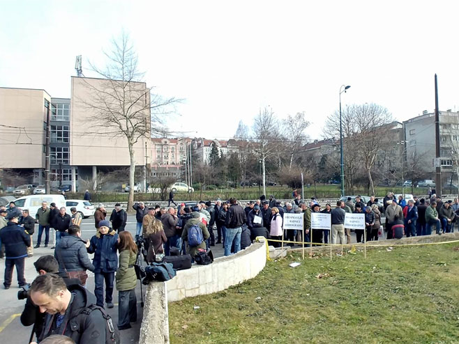 Blizu stotinu radnika "Hidrogradnje" pred Vladom FBiH (Foto:N1) - 