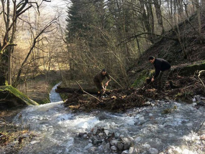 Čišćenje odvodnih i drenažnih kanala na Tjentištu - Foto: nezavisne novine