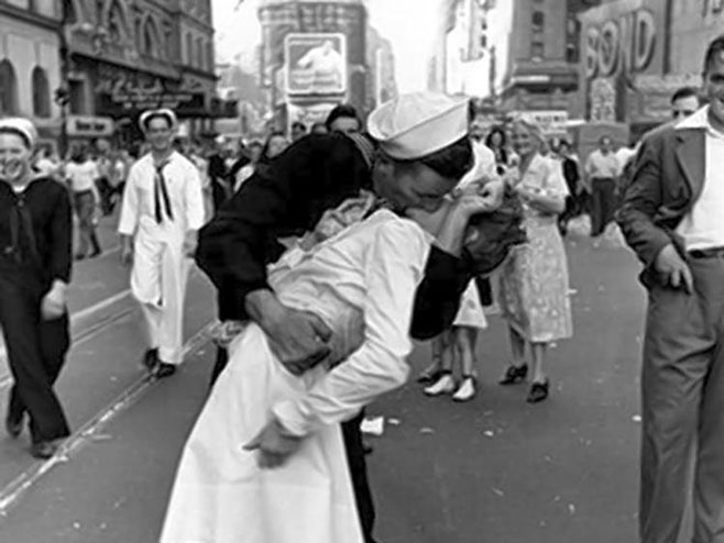 Na čuvenoj fotografiji Alfreda Ajzenstata prikazan je američki mornar koji ljubi medicinsku sestru - Foto: ilustracija