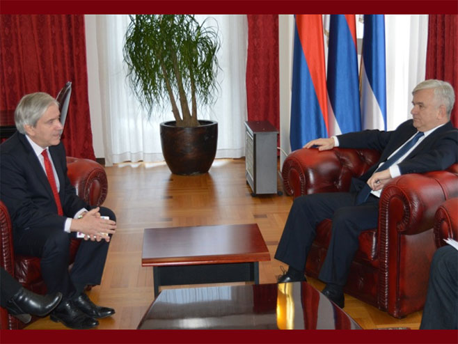 Nedeljko Čubrilović sa ambasadorom Francuske u BiH (foto:narodnaskupstinars.net) - Foto: RTRS