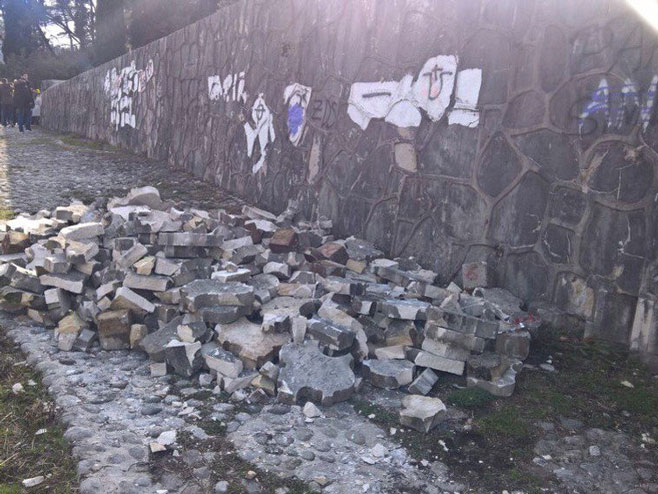 Vandali ponovo uništavali Partizansko spomen-groblje u Mostaru - Foto: klix.ba