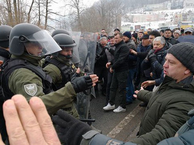 Mravići- Naguravanje policije i demonstranata - Foto: klix.ba
