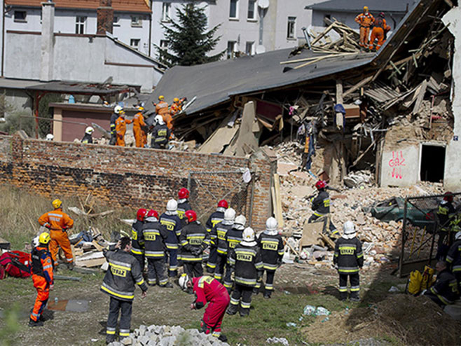 Urušila se stambena zgrada u Poljskoj - Foto: TANЈUG