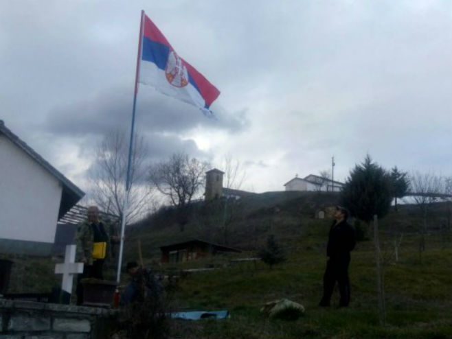 U Velikoj Hoči ponovo podignuta srpska zastava - Foto: RTS